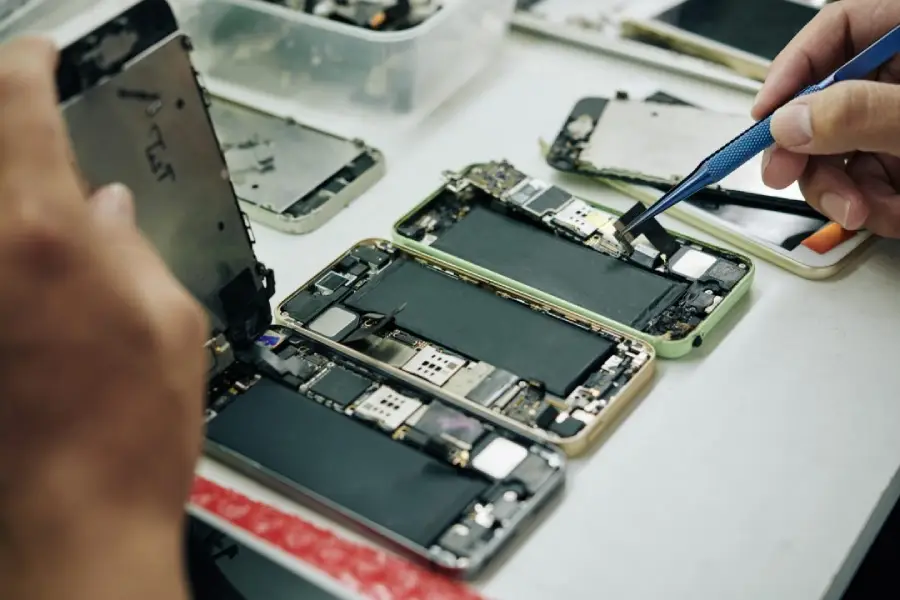 réparation iPhone et Android rapide fiable professionnelle par Réparazard au Lardin Saint Lazare